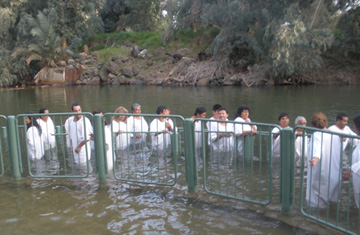Mineros de Chile son bautizados en el río Jordán