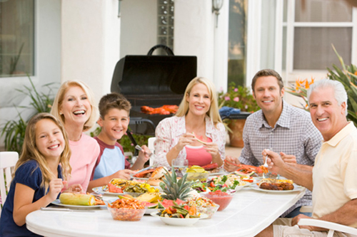 Descubre los beneficios de comer en familia