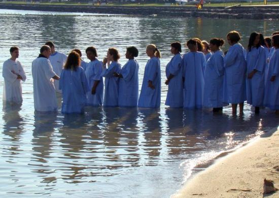 Un lago suizo se transforma en una «sala de maternidad» espiritual