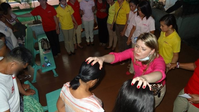 Vea cómo fue la visita del grupo Godllywood a los niños con cáncer en Filipinas