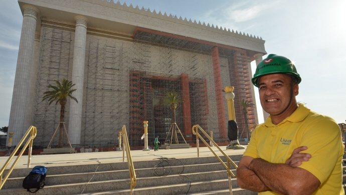 Él fue curado durante la construcción del Templo