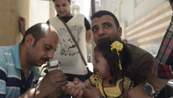 Niños egipcios son tatuados como señal de fe