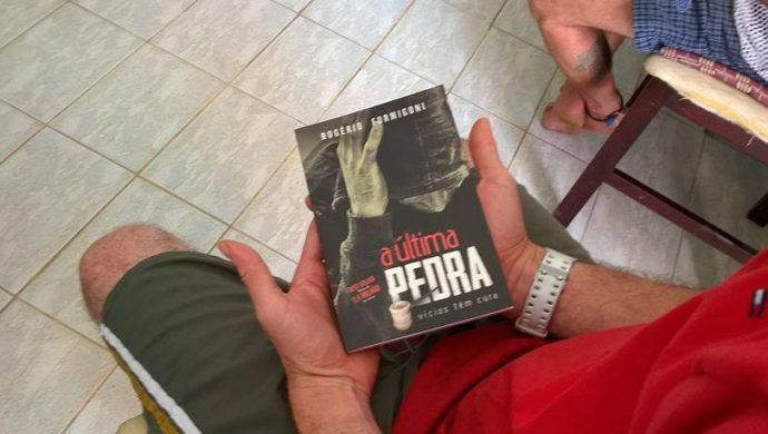Ejemplares de «La última piedra» son distribuidos en minicracolandias