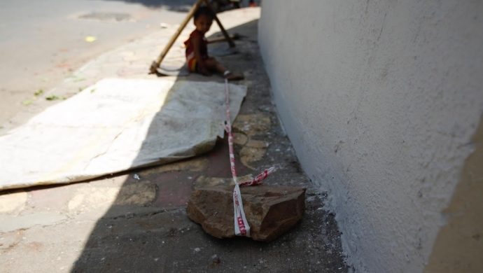 India amarra a una bebé en una piedra para poder trabajar