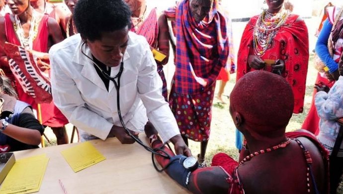 La Universal promueve atención médica en la tribu Maasai