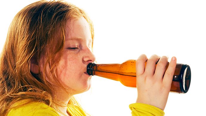Las consecuencias de ofrecerle bebidas alcohólicas a los hijos