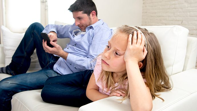 ¿Usted le da más atención a su celular o a su hijo?