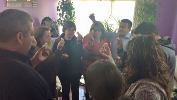 Los voluntarios llevan oraciones a las residencias de Chile