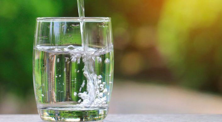 Un vaso de agua fría