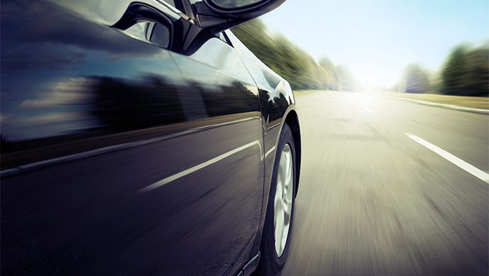 Autos pasan por encima de una niña y nada le sucede