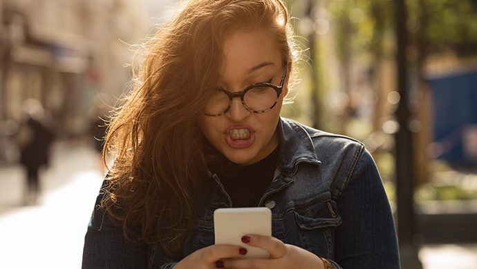 Ella vio un hilo de cabello de otra mujer en una foto de su novio