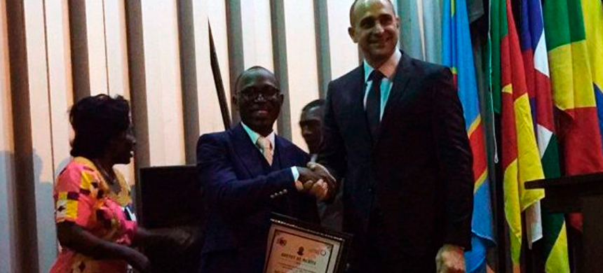 La Universal recibe la condecoración del “Embajador Humanitario Mundial”