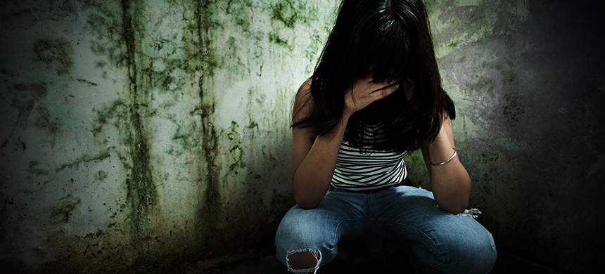 Mujer coloca virginidad de la hija de 13 años a la venta